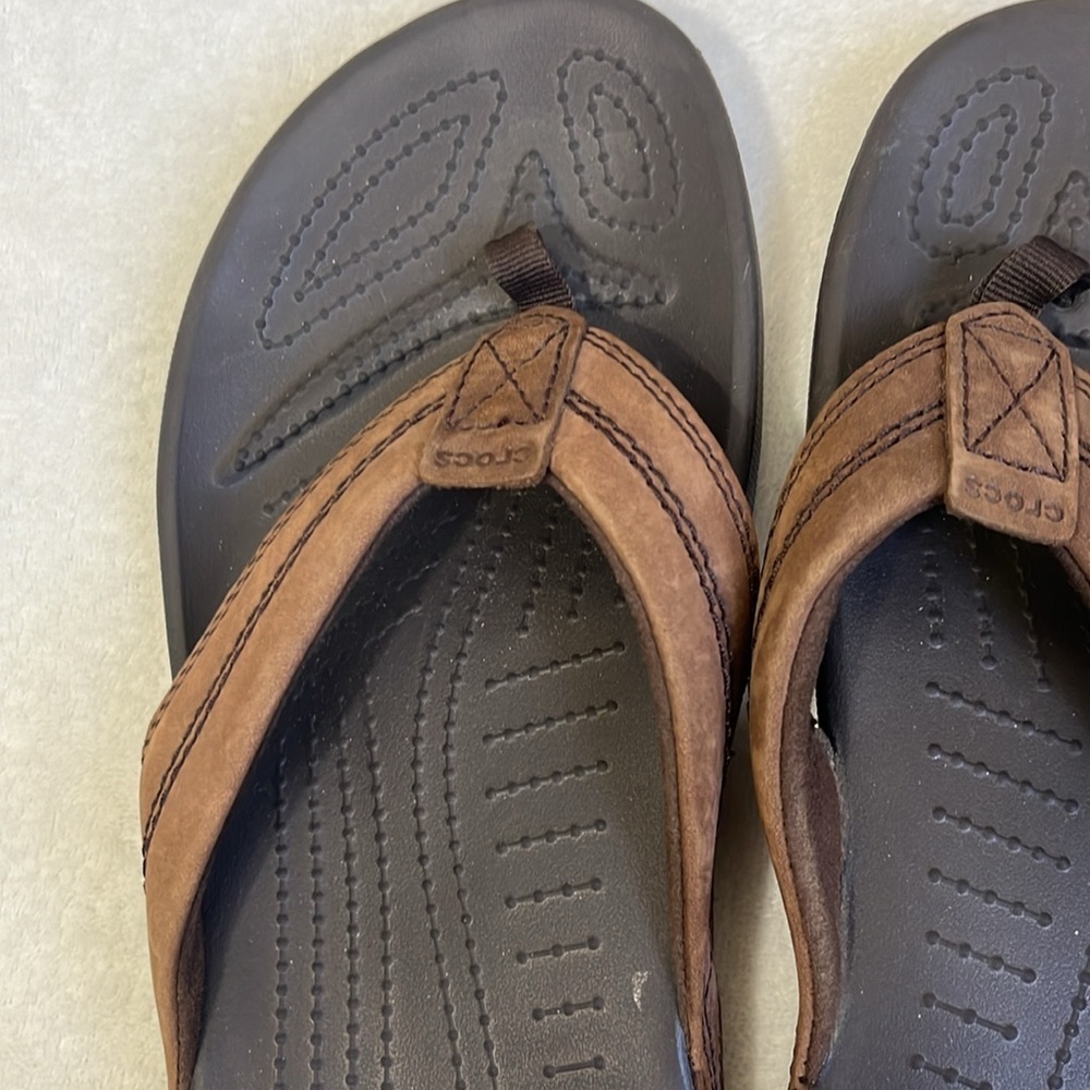 Crocs Men’s Brown Leather Yukon Flip Flops Size 8 - Picture 2 of 6